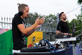 Actuación del grupo musical "Who Killed the DJ". Welcome to UMA. Bienvenida a los alumnos de intercambio internacional de la Universidad de Málaga. Jardín botánico. Octubre de 2019