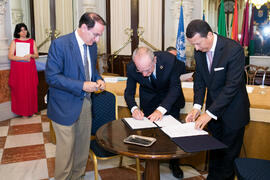 Firma de acuerdo. Presentación del Centro Internacional de Autoridades y Líderes. Ayuntamiento de...