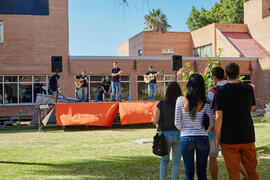 Concierto en el jardín de la facultad como parte del acto de bienvenida a los alumnos de primer c...