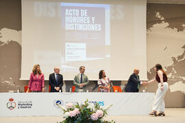 Entrega del Premio Extraordinario al Mejor Trabajo Fin de Master en Dirección y Gestión de Marketing Digital a Andrea Morales Muñoz. Campus de Teatinos. Junio de 2025