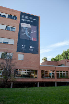 Facultad de Ciencias Económicas y Empresariales con cartel Conmemorativo del 50 Aniversario. Camp...