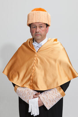 Retrato de Manuel Molina Lozano antes de su investidura como Doctor "Honoris Causa" por la Facultad de Turismo de la Universidad de Málaga. Rectorado. Abril 2016