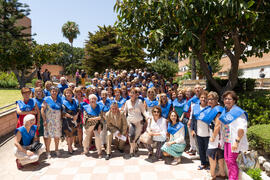 Foto de grupo posterior a la graduación y clausura del curso del Aula de Mayores de la Universidad de Málaga. Paraninfo. Junio de 2019