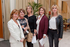 Foto de grupo. Homenaje a María Victoria Atencia. Edificio del Rectorado. Diciembre de 2014