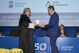 Entrega de la Medalla de Oro de la Universidad de Málaga a la Diputación Provincial de Málaga. Pa...