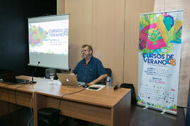 Julio Fraga pronuncia su conferencia "Andalucía en el teatro: del sentimiento trágico a la comedia sin estereotipos". Curso de Verano "El humor en las artes escénicas". Marbella. Julio de 2018