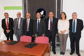 Foto de grupo tras la firma del convenio con la Universidad de Sharjah, Emiratos Árabes. Edificio...