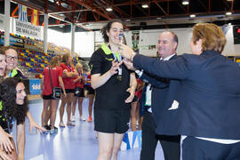 Entrega de trofeo. España ganadora en la categoría femenina. Ceremonia de clausura del Campeonato...