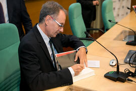 Antonio Soler firma un ejemplar tras la presentación de su libro "Sur". Edificio del Re...