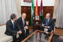 Pedro Farias y Hamid Al-Naimiy en la reunión con el alcalde de Málaga posterior a la firma del co...