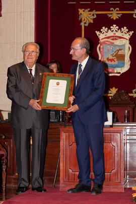 Entrega del título de Hijo Predilecto a Eugenio Chicano. Ayuntamiento de Málaga. Octubre de 2014