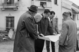 El alcalde Francisco García Grana y otras personalidades observando un plano de obras. Málaga. Febrero de 1963