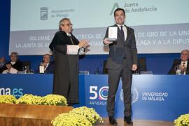 José Ángel Narváez y Juan Manuel Moreno. Imposición de la Medalla de Oro de la Universidad de Mál...