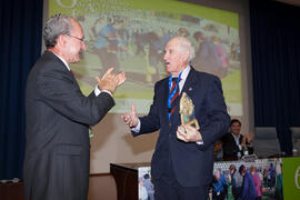 Entrega de premio "Cima-Un estilo de vida" a Juan Francisco Marcos. 6º Congreso Internacional de Actividad Física Deportiva para Mayores. Escuela Técnica Superior de Ingeniería de Telecomunicaciones y de Informática. Marzo de 2015
