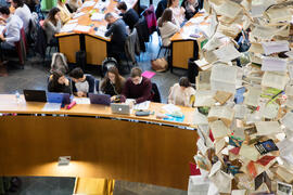 Biblioteca General con la instalación "Biblioteca de Babel XIII", de José Ignacio Díaz de Rábago. Campus de Teatinos. Enero de 2018