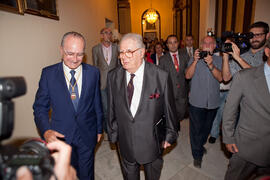 Momentos previos al acto de entrega de la Medalla de la Ciudad y el título de Hijo Predilecto a Eugenio Chicano. Ayuntamiento de Málaga. Octubre de 2014